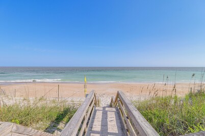 Walk to Beach: Family-friendly Surf City Condo!