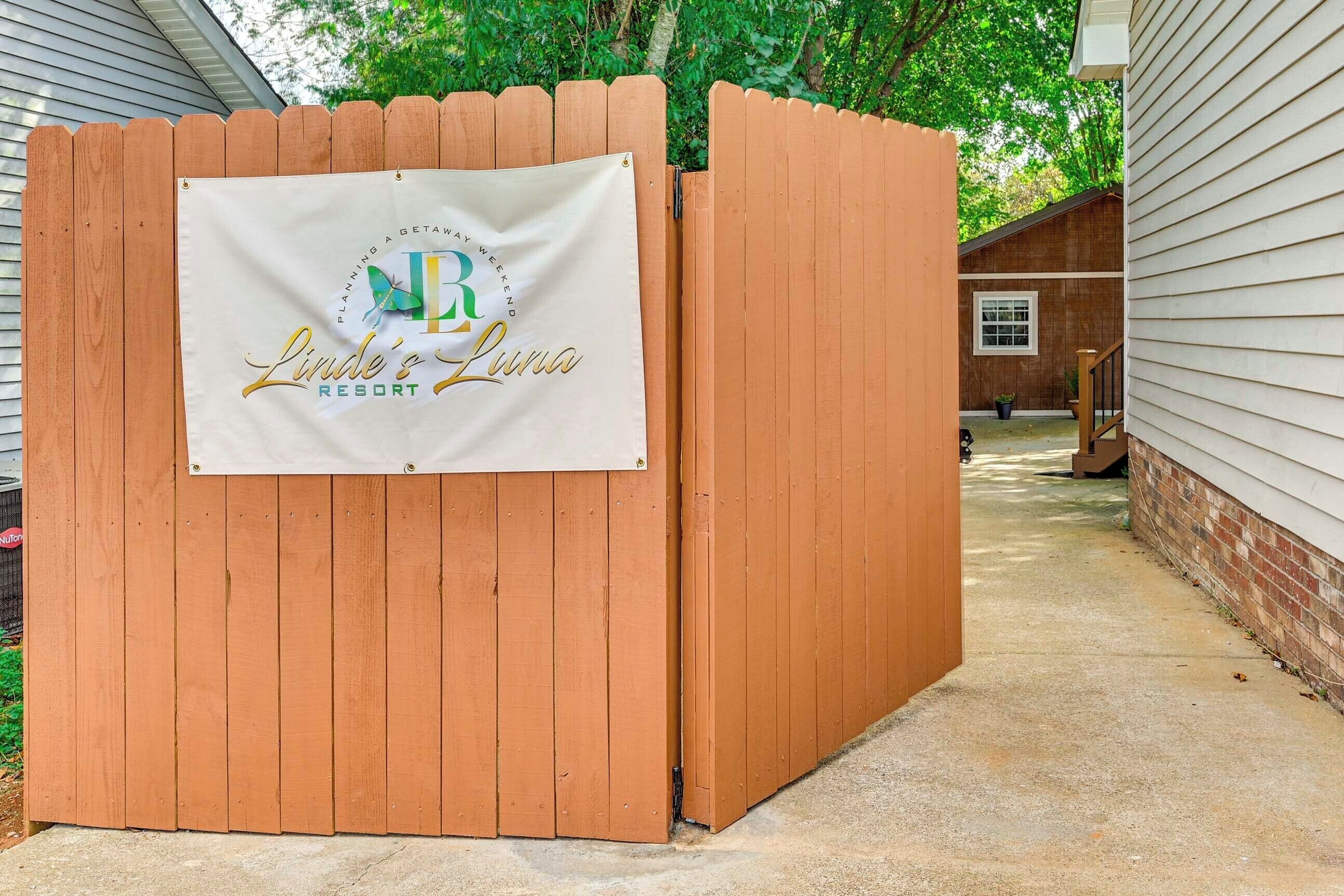 Ein hölzernes Tor mit einem Banner für Linde's Resort.