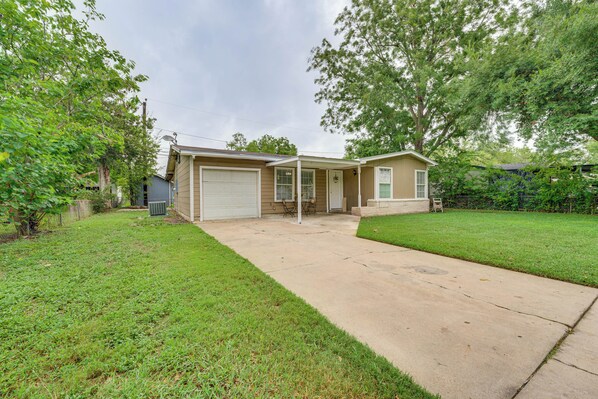 A single-story house with a garage, a covered porch, and a well-maintained lawn. - Fire Pit & Grill: Victoria Home Near Downtown (Victoria)