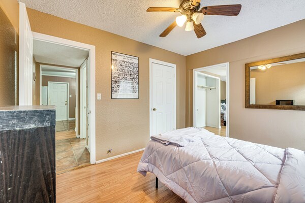 Fire Pit & Grill: Victoria Home Near Downtown - Bloomington, TX