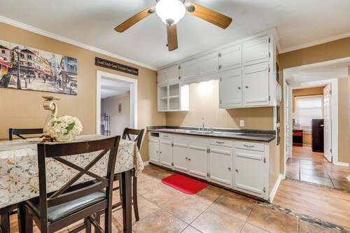 Fire Pit & Grill: Victoria Home Near Downtown