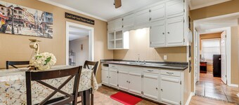 Fire Pit & Grill: Victoria Home Near Downtown
