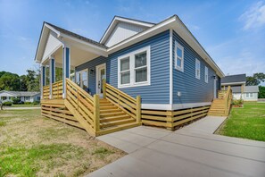 House (3 Bedrooms) | Interior - 1 Mi to Dtwn Manteo: Dog-friendly Home w/ Deck (Manteo)