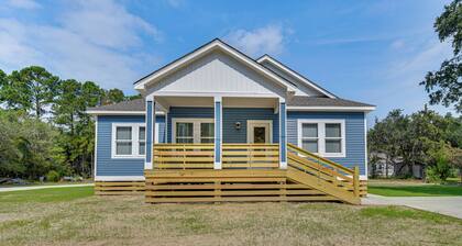 1 Mi to Dtwn Manteo: Dog-friendly Home w/ Deck