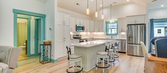 1 Mi to Dtwn Manteo: Dog-friendly Home w/ Deck