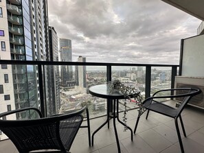 Outdoor dining - Spacious Family Southbank Residences with Open Balcony CityView (Southbank)