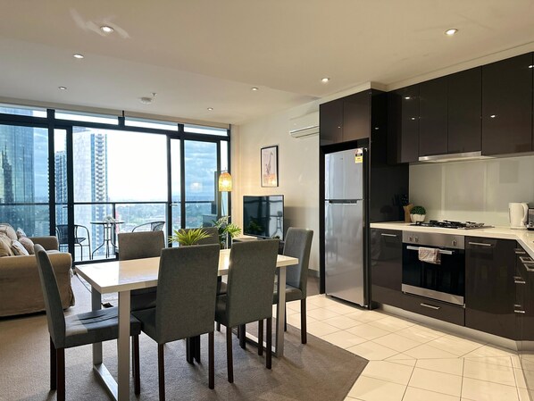 Private kitchen - Spacious Family Southbank Residences with Open Balcony CityView (Southbank)