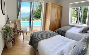 4 Schlafzimmer, Schreibtisch, Bügeleisen/Bügelbrett, Reisekinderbett