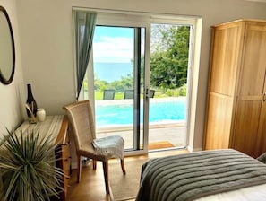 4 slaapkamers, een bureau, een strijkplank/strijkijzer, reisbedje