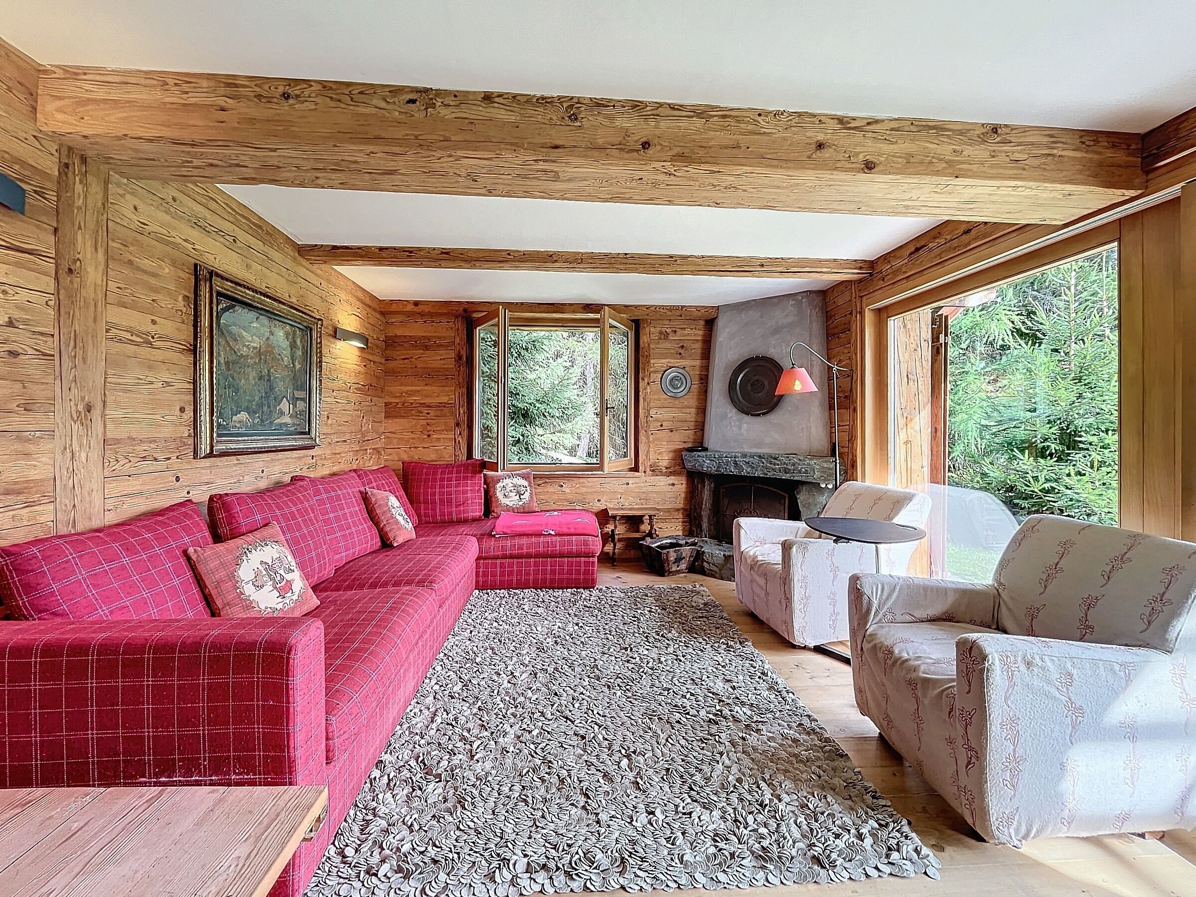 Een televisie en een open haard