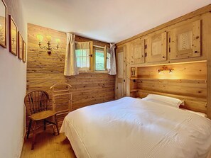 3 bedrooms, iron/ironing board, Internet, bed sheets