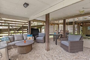 Outdoor dining - Big Kahuna: Semi-Oceanfront | Tiki Bar | Fire Pit (Avon)