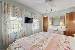 3 bedrooms, iron/ironing board, WiFi, bed sheets - Rose Cottage: Semi-Oceanfront | Pet-Friendly (Rodanthe)