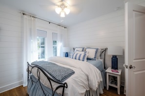 2 bedrooms, desk, iron/ironing board, WiFi