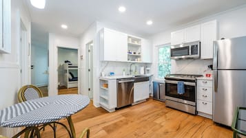 Een koelkast, een magnetron, een oven, een kookplaat