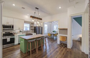 Fridge, microwave, oven, stovetop - 3BD Historic Charm x Modern Amenities w Hot Tub (Houston)