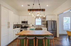 Fridge, microwave, oven, stovetop - 3BD Historic Charm x Modern Amenities w Hot Tub (Houston)