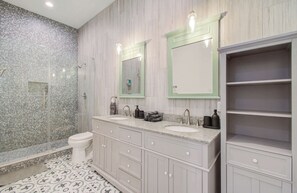 Dusche, Handtücher, Shampoo