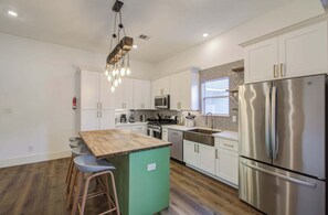 冷蔵庫、電子レンジ、オーブン、コンロ