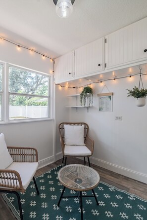 Interior - The Royal Swan - Downtown Lakeland - Sleeps 6 - Fenced in Backyard+Pet Friendly (Lakeland)