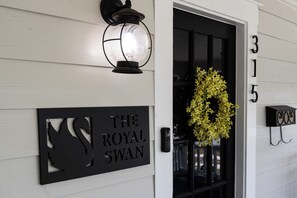 Exterior detail - The Royal Swan - Downtown Lakeland - Sleeps 6 - Fenced in Backyard+Pet Friendly (Lakeland)