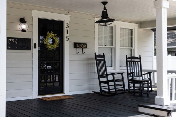 Exterior detail - The Royal Swan - Downtown Lakeland - Sleeps 6 - Fenced in Backyard+Pet Friendly (Lakeland)