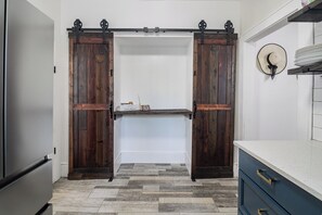 Interior - The Royal Swan - Downtown Lakeland - Sleeps 6 - Fenced in Backyard+Pet Friendly (Lakeland)