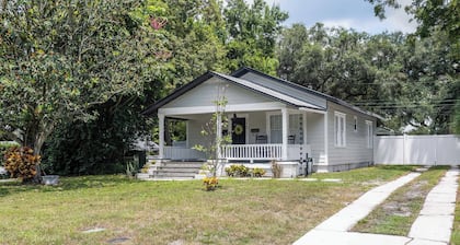 The Royal Swan - Downtown Lakeland - Sleeps 6 - Fenced in Backyard+Pet Friendly