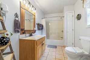 Casa com design assinado, 3 quartos, para não fumantes, vista para a montanha | Banheiro | Chuveiro/banheira combinados, produtos de toalete grátis