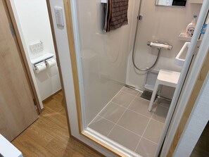 Hiustenkuivaaja, pyyhkeet, saippua, sampoo