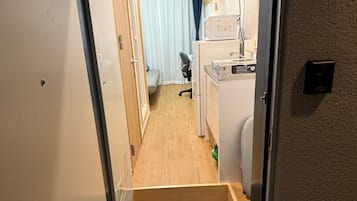 1 habitación, tabla de planchar con plancha, wifi y ropa de cama