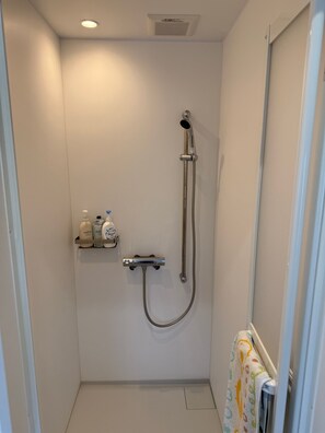 Haartrockner, Handtücher, Seife, Shampoo