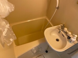 Secador de pelo, toallas, jabón y champú