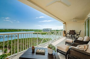 Terrace/patio - 🐬Stunning Intracoastal Views, Great Location-Dolphin Key 504🐬 (Indian Shores)