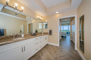 Towels - 🐬Stunning Intracoastal Views, Great Location-Dolphin Key 504🐬 (Indian Shores)