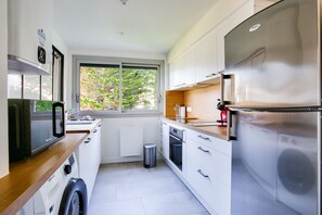 Jääkaappi, mikroaaltouuni, uuni, astianpesukone