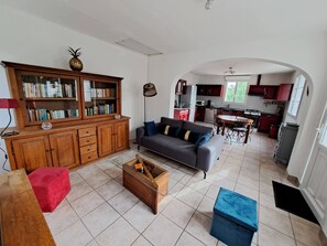 Fernseher, DVD-Player, Bücher