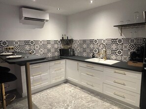 Réfrigérateur, micro-ondes, plaque de cuisson, cafetiÚre/bouilloire