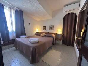 1 slaapkamer, een strijkplank/strijkijzer, wifi, beddengoed