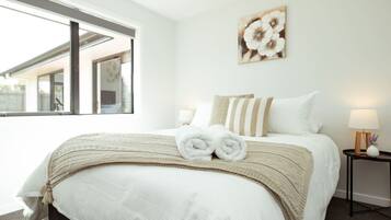 3 habitaciones, tabla de planchar con plancha y cuna de viaje