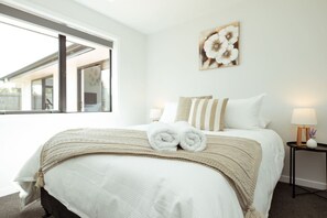 3 habitaciones, tabla de planchar con plancha y cuna de viaje 