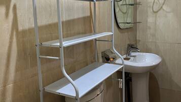 Een haardroger, een bidet, handdoeken, zeep