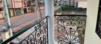 Modern apartment Maetur Nkomo Yaoundé, surveillance camera, chic neighborhood