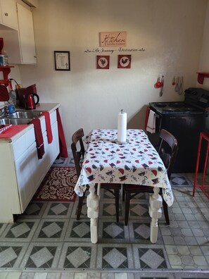 Een koelkast, een microgolfoven, een oven, een kookplaat