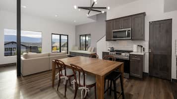 Casa, 2 quartos | Cozinha privada | Geladeira, fogão, cafeteira/chaleira, torradeira