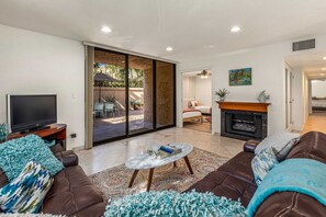 Apartamento, 3 habitaciones | Zona de estar | Una Smart TV