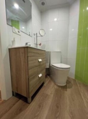 Dusche, Handtücher, Toilettenpapier