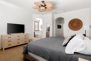 4 habitaciones, escritorio y tabla de planchar con plancha