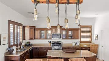 ثلاجة، ميكروويف، فرن، موقد طهي مسطح