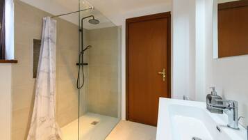 Doccia, asciugacapelli, bidet, asciugamani